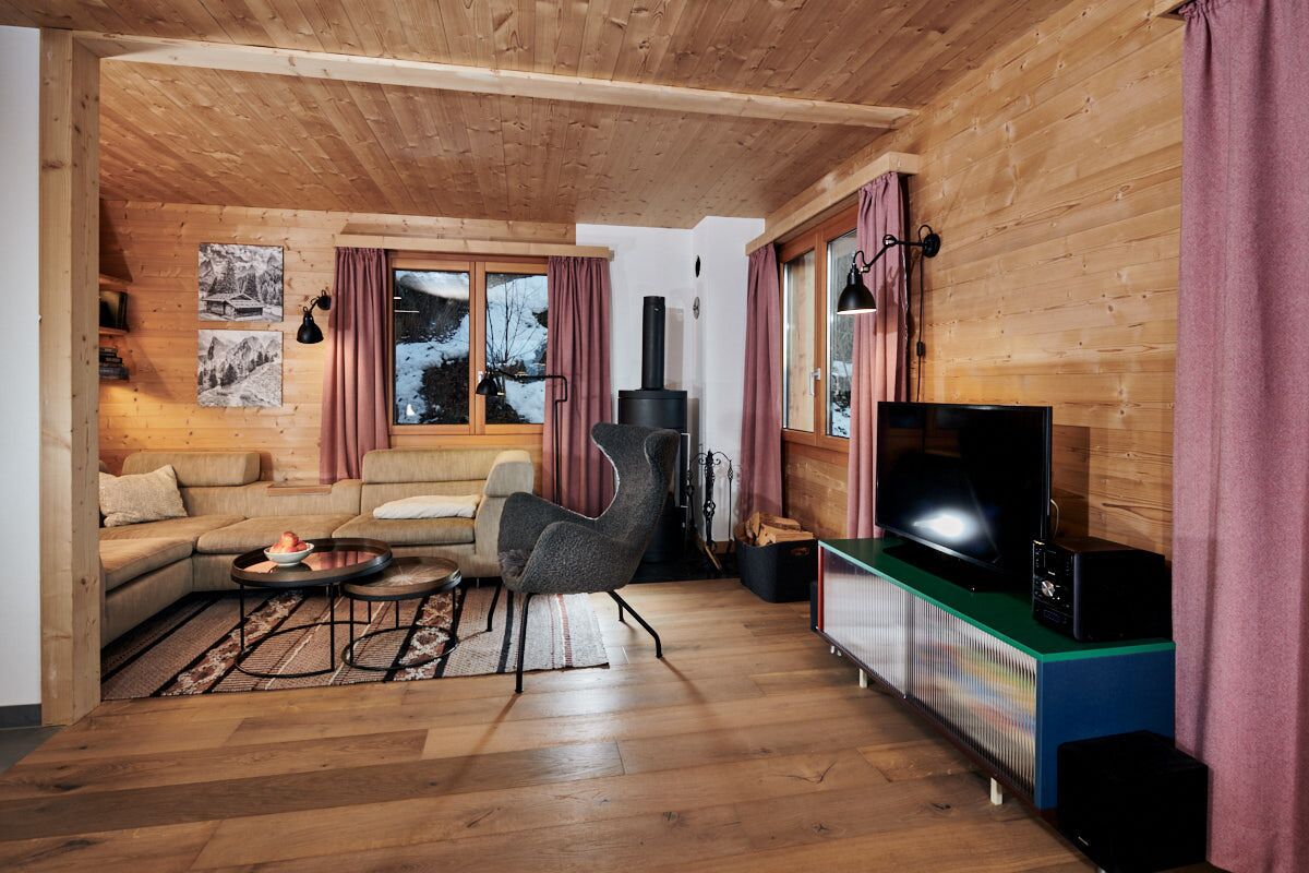 Télévision, cheminée, chaîne hi-fi