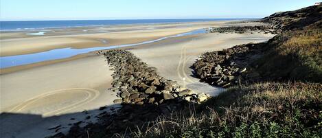 Sulla spiaggia, lettini da mare