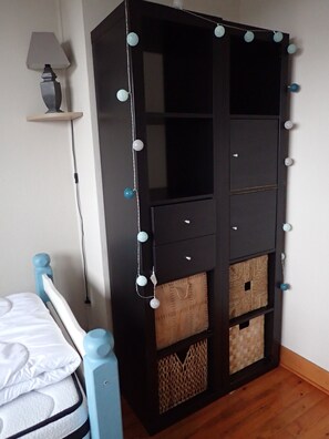 3 quartos, ferros/tábuas de passar roupa, berço de viagem