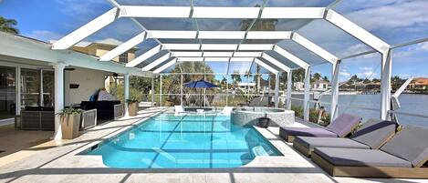 Alberca climatizada y sombrillas en la alberca