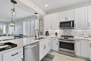 雪櫃、微波爐、焗爐、爐具