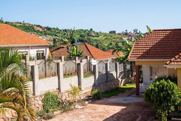 Villa | Property grounds - Captivating 3-bed Villa (Entebbe)