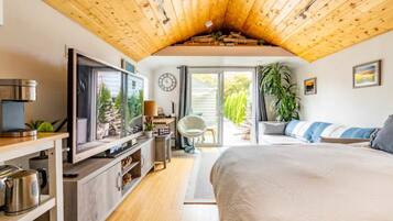 1 bedroom, desk, iron/ironing board, free WiFi