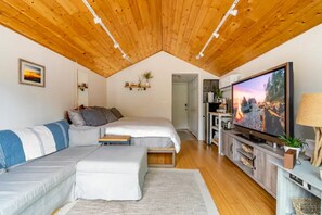 1 bedroom, desk, iron/ironing board, free WiFi