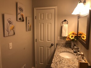 Suihkun ja ammeen yhdistelmä, pyyhkeet, saippua, vessapaperi