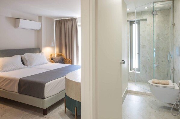 Shower, hair dryer, toilet paper