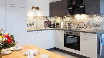 Geladeira, fogão, cooktop, lava-louças