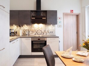 Frigorifero, forno, piano cottura, lavastoviglie