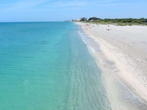 A beach with clear turquoise water and a sandy shore. - Beautifully Remodeled  La Victoria -vacation home (Venice)