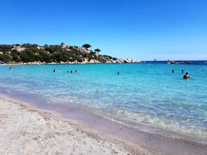 På stranden