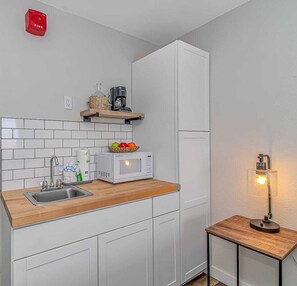 Réfrigérateur, micro-ondes, cafetière/bouilloire, grille-pain