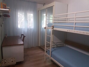 2 bedrooms, iron/ironing board, travel cot, free WiFi