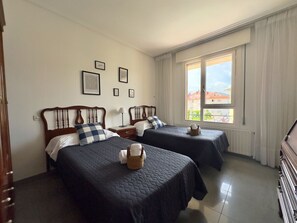 2 Schlafzimmer, Bügeleisen/Bügelbrett, Bettwäsche