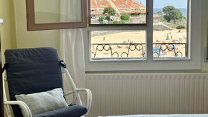 Una habitación con vistas a la playa y edificios.