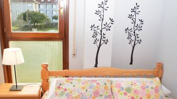 3 bedrooms, iron/ironing board, bed sheets