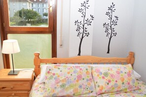 3 bedrooms, iron/ironing board, bed sheets