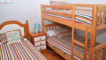 3 chambres, fer et planche Ă repasser, draps fournis