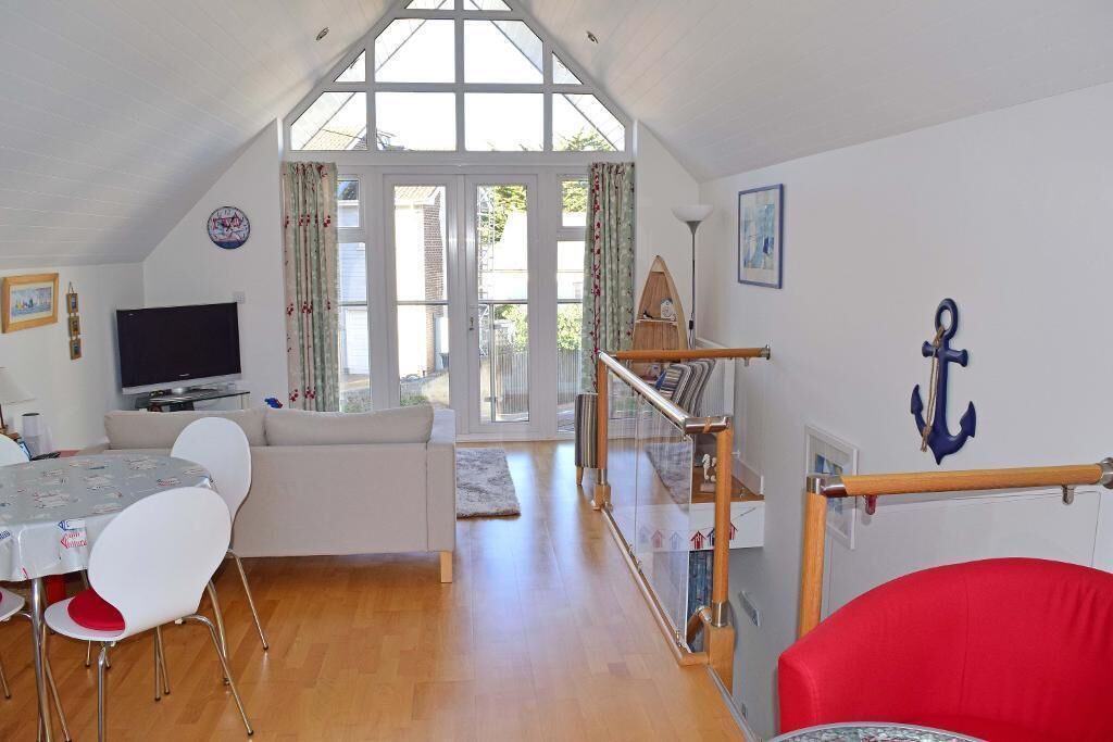 Fernseher, DVD-Player, Arbeitsbereiche