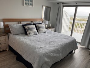 2 عدّة غرف نوم ومكواة/لوح كي وسرير سفر وواي فاي