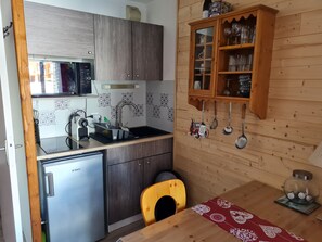 Réfrigérateur, micro-ondes, four, plaque de cuisson