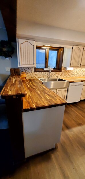 雪櫃、微波爐、焗爐、爐具