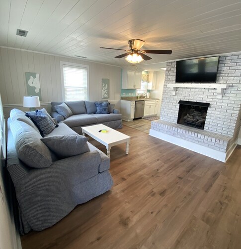 4 BR beach house 2 blocks from ocean in Cherry Grove! Dog friendly!