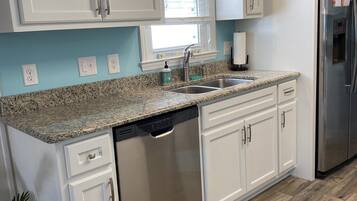 冰箱、微波炉、烤箱、炉灶