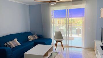 Een televisie en een tafeltennistafel