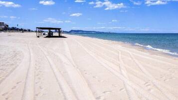 Vlak bij het strand, ligstoelen aan het strand, strandlakens