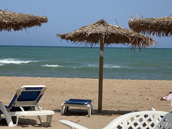 بالقرب من الشاطئ، كراسي للتشمس، مناشف للشاطئ