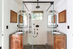 Duschwanne, Haartrockner, Bidet, Handtücher