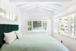 3 Schlafzimmer, Schreibtisch, Bügeleisen/Bügelbrett, Reisekinderbett