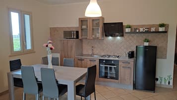 Frigorifero, microonde, forno, pentole/stoviglie/utensili