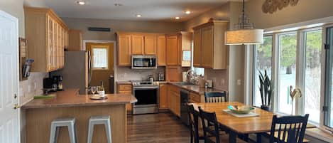 雪櫃、微波爐、焗爐、爐具