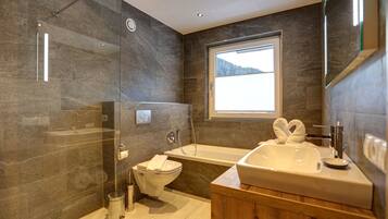 Badewanne, Haartrockner, Handtücher, Seife