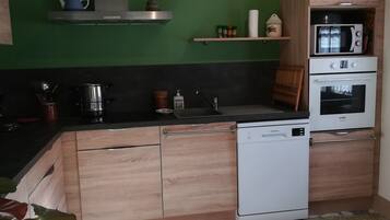 Een koelkast, een magnetron, een oven, een kookplaat