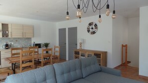 Smart TV - Jolie Maison Avec Jardin et Piscine Privée (Sablet)