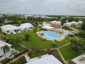 Utendørsbasseng og et oppvarmet basseng