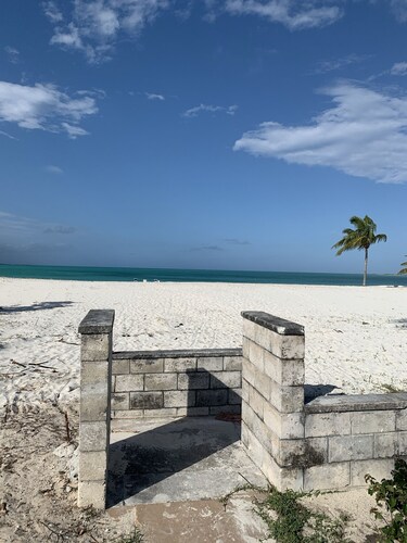 Beautiful & Quiet Villa in Bahamas - Steps from a Stunning Beach!