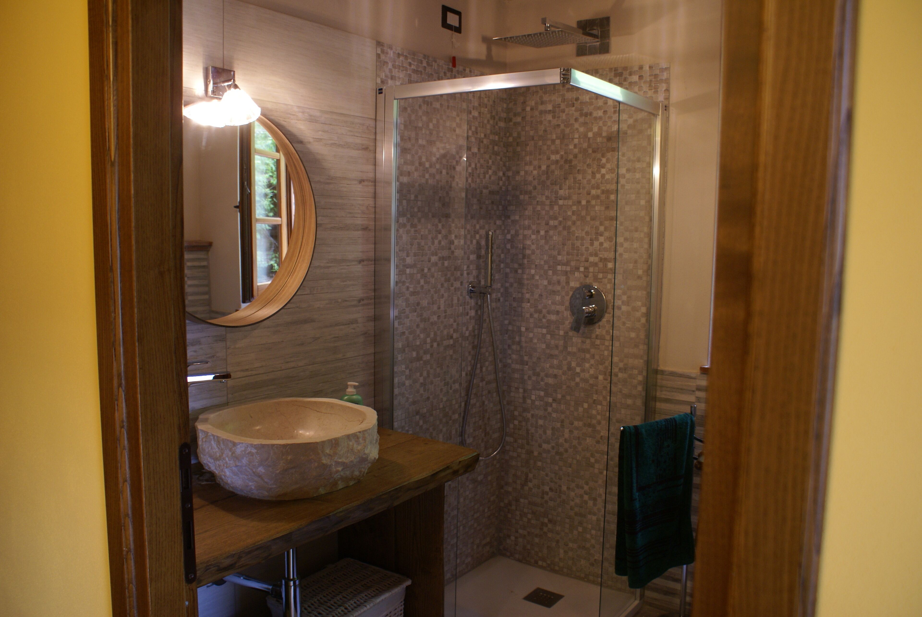 Douche, sèche-cheveux, bidet, serviettes fournies
