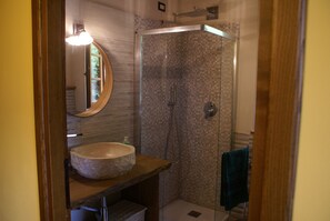 Dusche, Haartrockner, Bidet, Handtücher