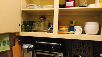 冰箱、微波炉、茶具/咖啡用具、烤面包机