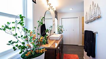 Duschwanne, Haartrockner, Handtücher, Seife