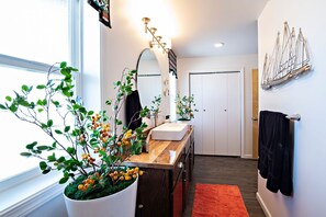 Duschwanne, Haartrockner, Handtücher, Seife