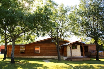 Bunk House 4 Bedrooms/2 Bath/ Patio with Hot Tub