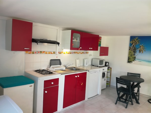 Fridge, microwave, oven, coffee/tea maker
