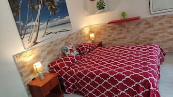 Tabla de planchar con plancha, wifi gratis y ropa de cama