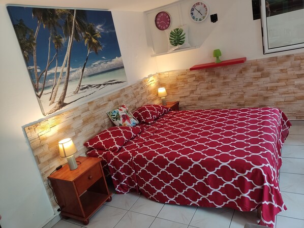 Tabla de planchar con plancha, wifi gratis y ropa de cama 