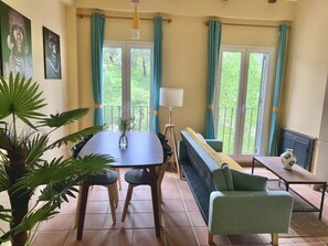 TV connectée, cheminée, livres