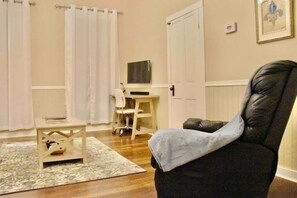 Books, offices, computer monitors - Luxury Victorian Home: King Master Suite EZ Access (Winnsboro)